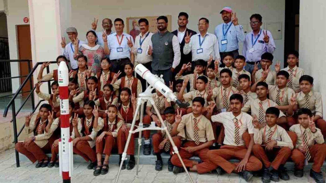सीएम योगी के प्रयासों से AI-Drone सीख रहे श्रमिकों के बच्चे, ISRO भी कर रहा प्रतिभाओं को सलाम