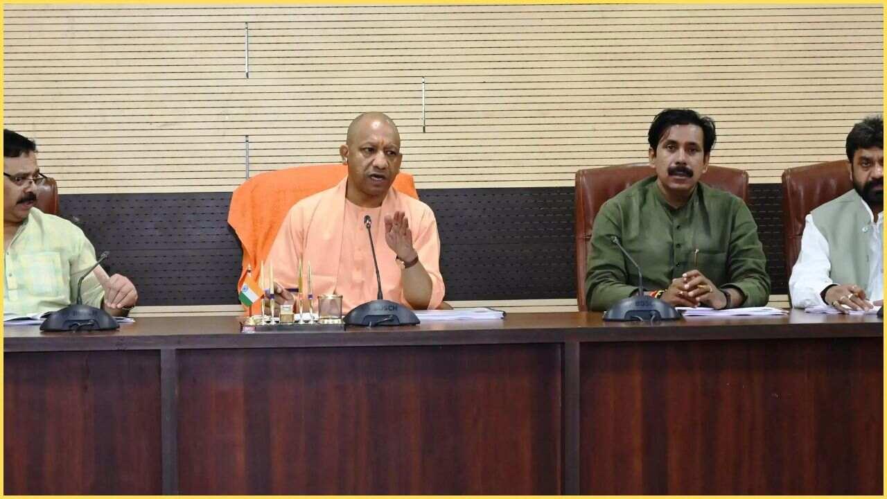 CM योगी ने की राजस्व विभाग की समीक्षा बैठक, बोले- "राजस्व वादों का हो समयबद्ध निस्तारण"