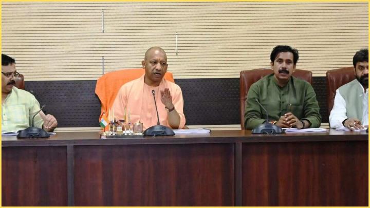 CM योगी ने की राजस्व विभाग की समीक्षा बैठक, बोले- "राजस्व वादों का हो समयबद्ध निस्तारण"