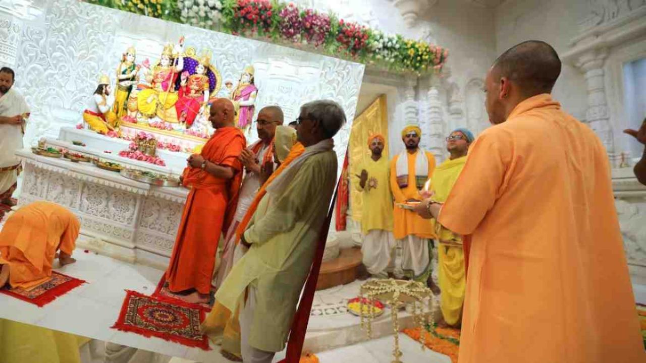 रामलला के दर्शन-पूजन के उपरांत, प्रथम तल पर निर्मित रामदरबार की प्राण प्रतिष्ठा में शामिल हुए सीएम