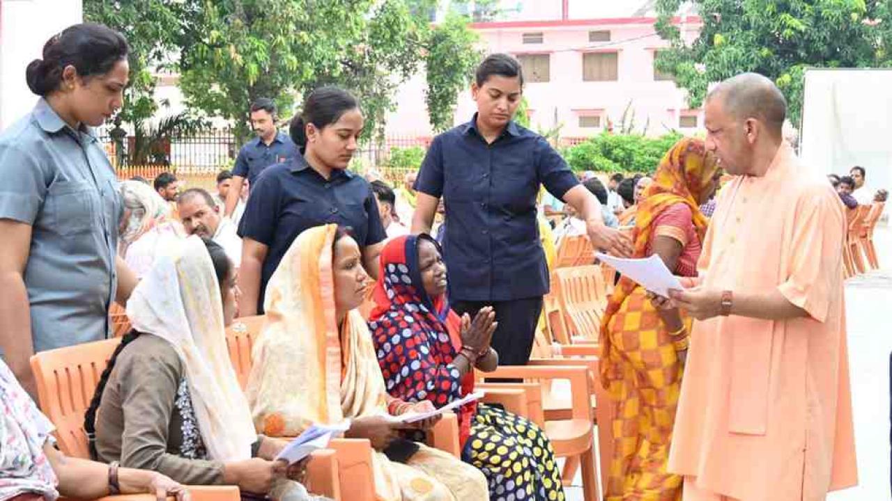 बिटिया का इलाज कराएंगे, आवास भी दिलाएंगे: सीएम योगी
