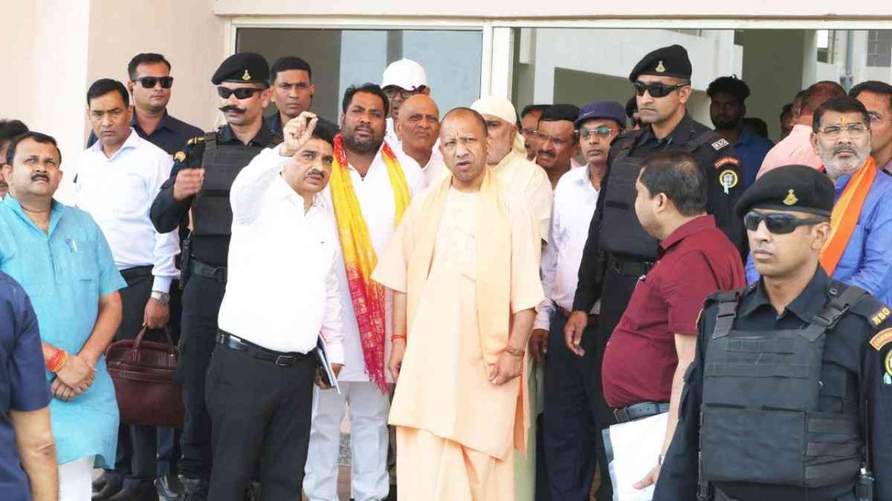 CM योगी ने आयुष विश्वविद्यालय का भ्रमण-निरीक्षण किया, कहा- राष्ट्रपति की भव्य अगवानी करेगा गोरखपुर