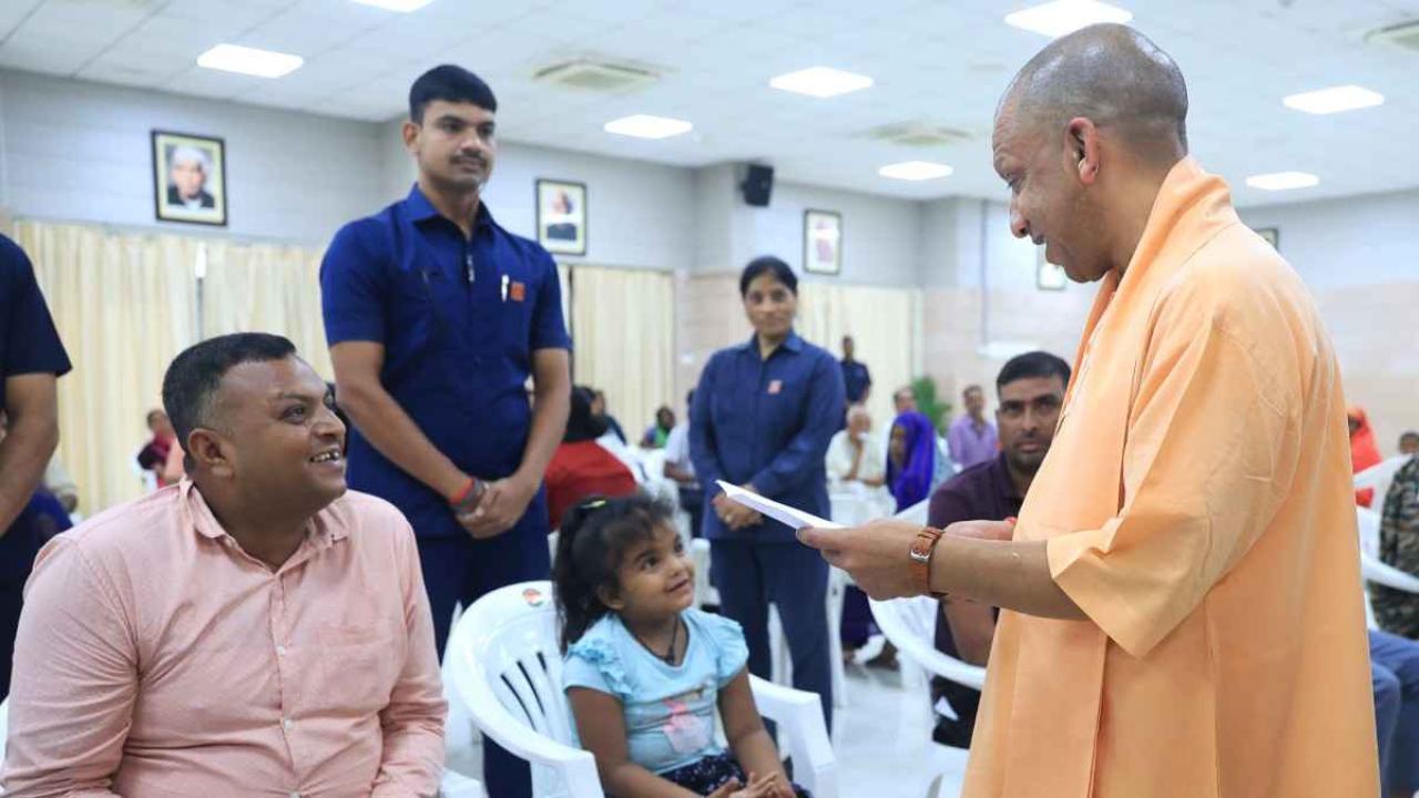 स्कूल जाना चाहती हूं, आप मेरा एडमिशन करा दीजिए... मुस्कुरा उठे सीएम योगी