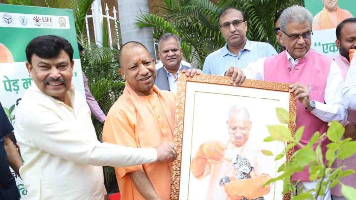 विश्व पर्यावरण दिवस पर सीएम योगी ने किया पौधरोपण, लगाया बिल्व का पौधा