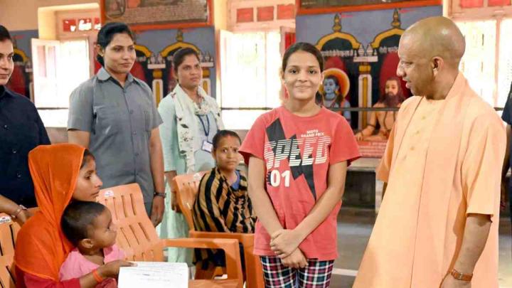 नहीं रुकेगी बिटिया की पढ़ाई, सीएम योगी ने दिया भरोसा