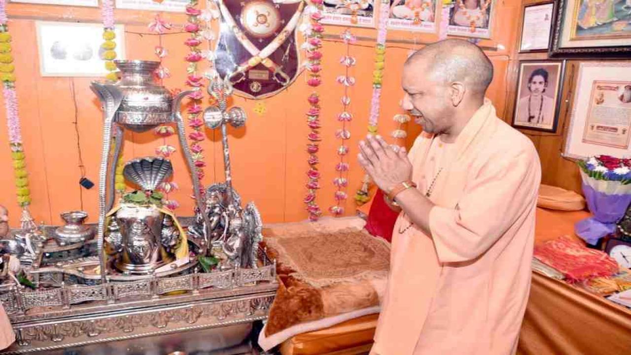 सीएम योगी ने दूधेश्वर नाथ मंदिर में रुद्राभिषेक कर कांवड़ मेला तैयारियों का लिया जायजा
