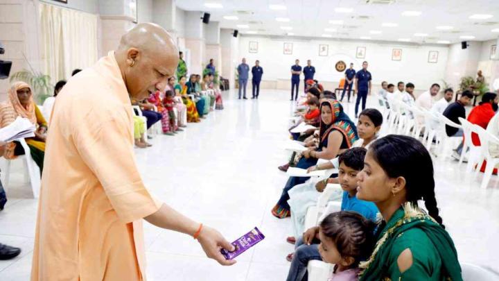 प्रदेश भर से हर पीड़ित के पास पहुंचे मुख्यमंत्रीबोले-निश्चिंत होकर घर जाइये, आपकी हर समस्याओं का होगा समाधान