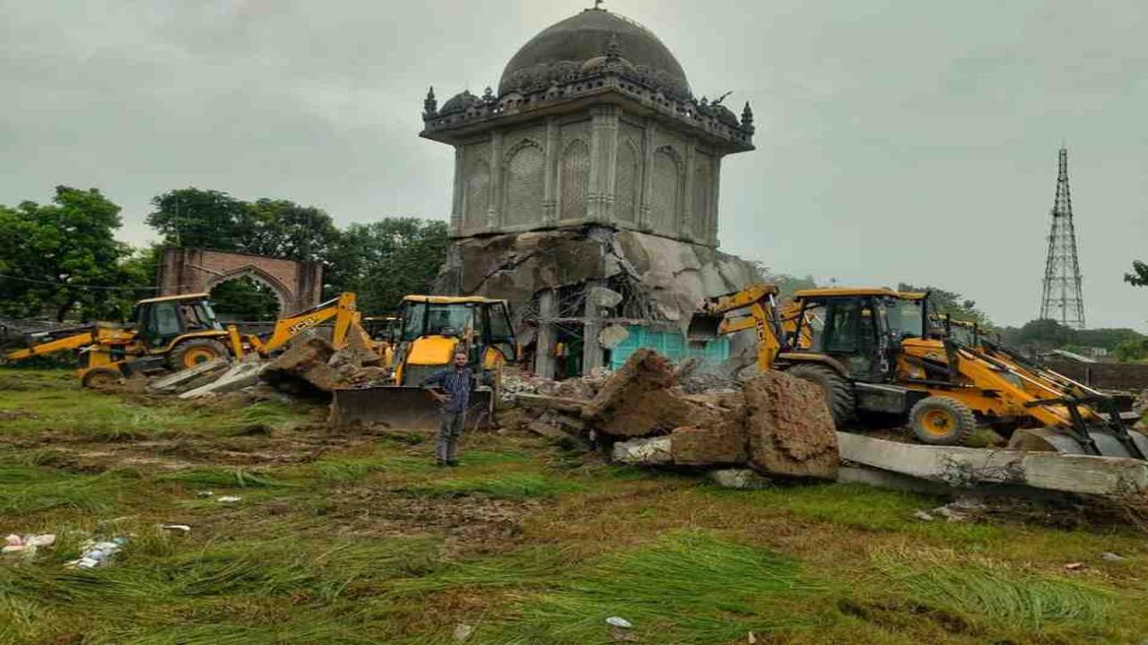 श्रावस्ती में अवैध मजार पर चला बुलडोजर, सीमावर्ती जिलों में हुए अवैध कब्जे के खिलाफ योगी सरकार चला रही अभियान