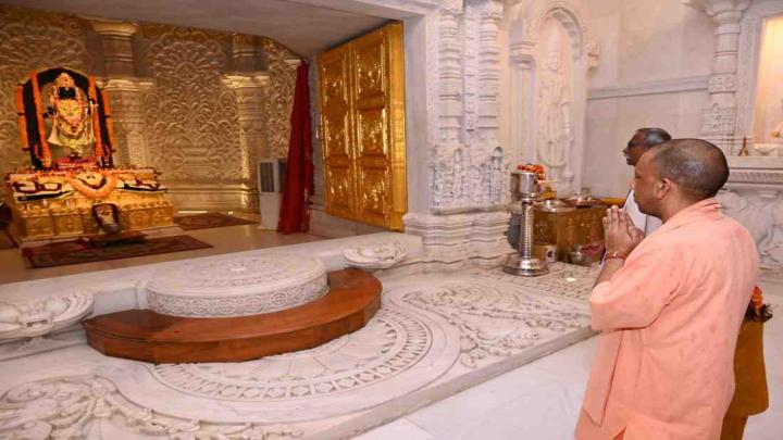 पौधरोपण महा अभियान से पहले सीएम योगी ने श्री रामलला व हनुमानगढ़ी का किया दर्शन-पूजन