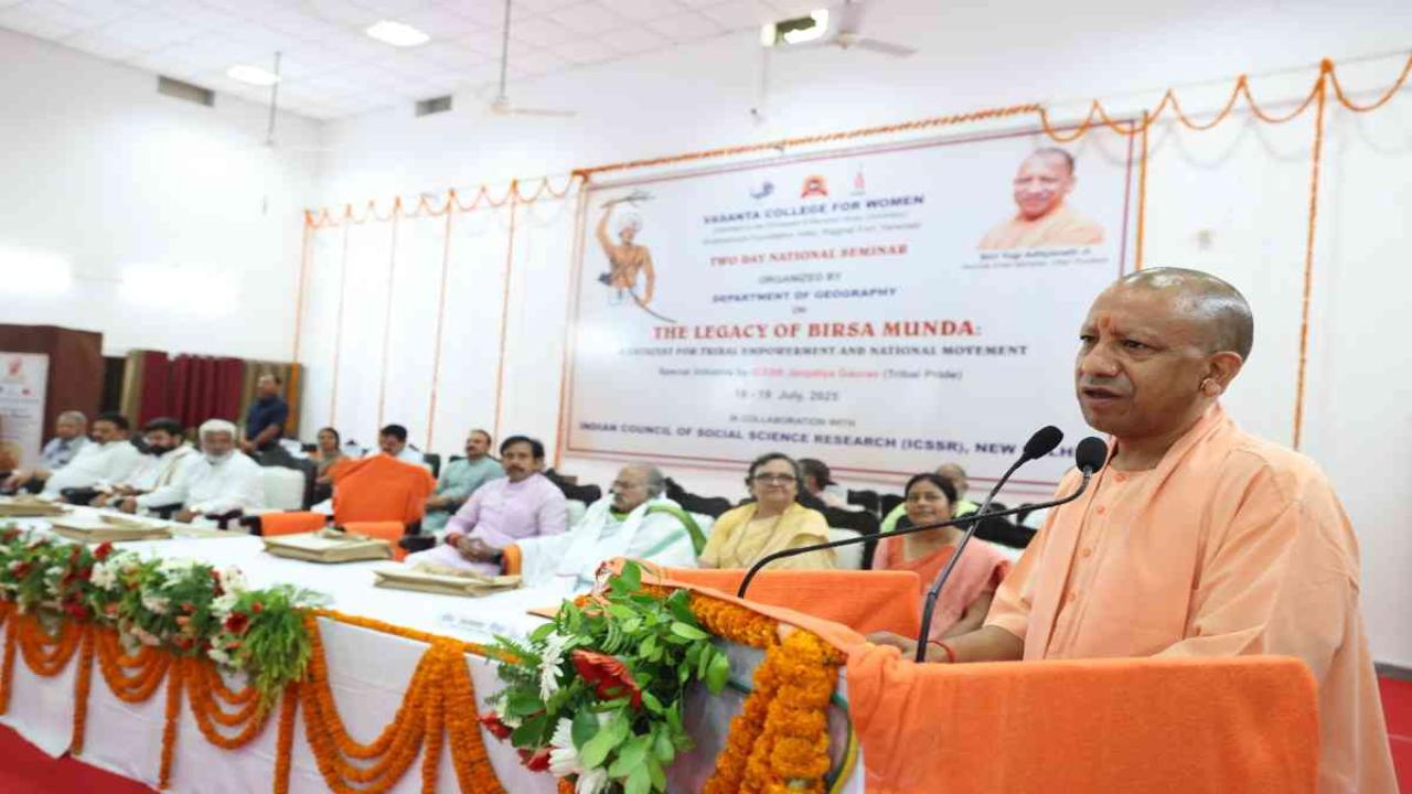 सीएम योगी ने समाज में विभेद पैदा करने वालों पर जमकर साधा निशाना, विभिन्न संस्मरणों के जरिए जनजातीय समाज से अपने जुड़ाव को रखा सामने