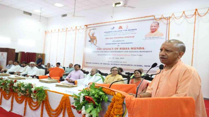 सीएम योगी ने समाज में विभेद पैदा करने वालों पर जमकर साधा निशाना, विभिन्न संस्मरणों के जरिए जनजातीय समाज से अपने जुड़ाव को रखा सामने