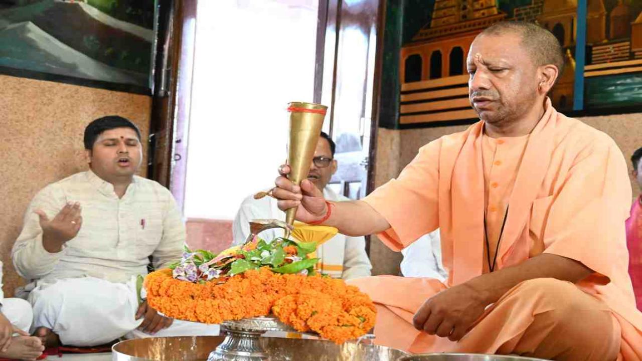 सावन के पहले दिन सीएम योगी ने किया रुद्राभिषेक, महादेव से की समस्त प्रदेशवासियों के सुख-समृद्धि की प्रार्थना