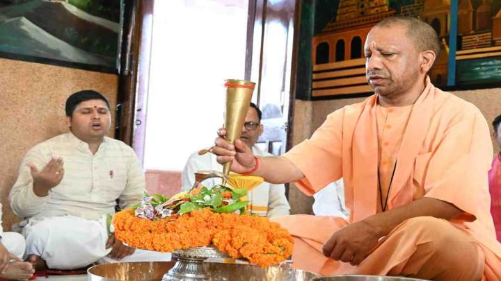 सावन के पहले दिन सीएम योगी ने किया रुद्राभिषेक, महादेव से की समस्त प्रदेशवासियों के सुख-समृद्धि की प्रार्थना