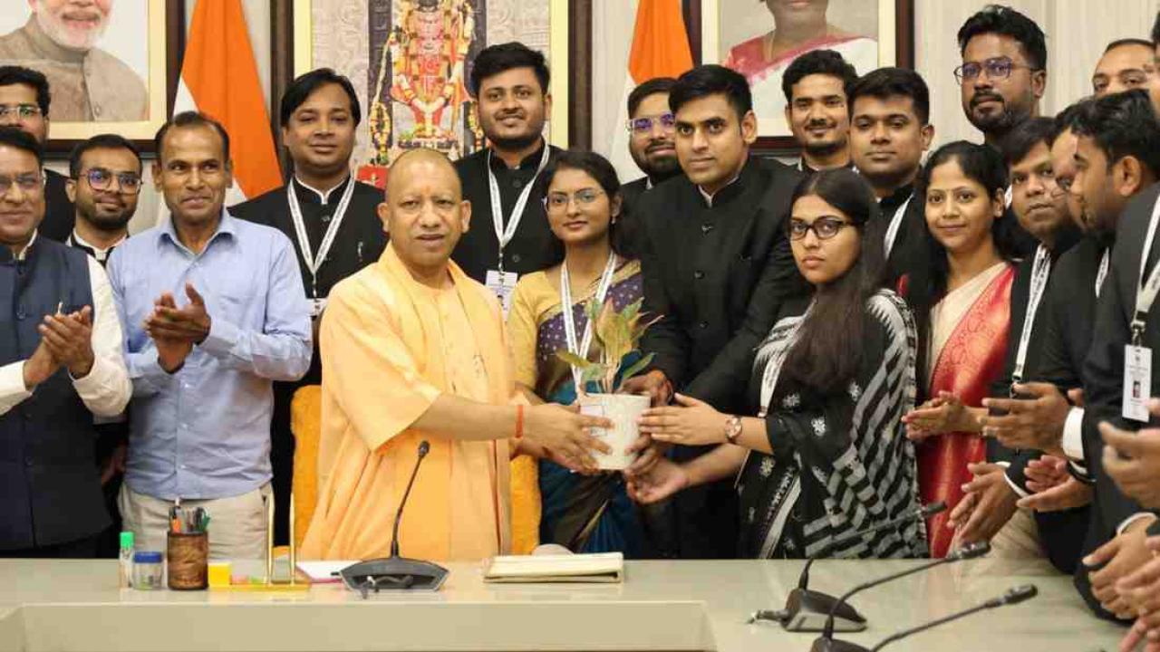 पीसीएस 2022 बैच के 07 और 2023 बैच के 38 प्रशिक्षु अधिकारियों ने की मुख्यमंत्री से भेंट