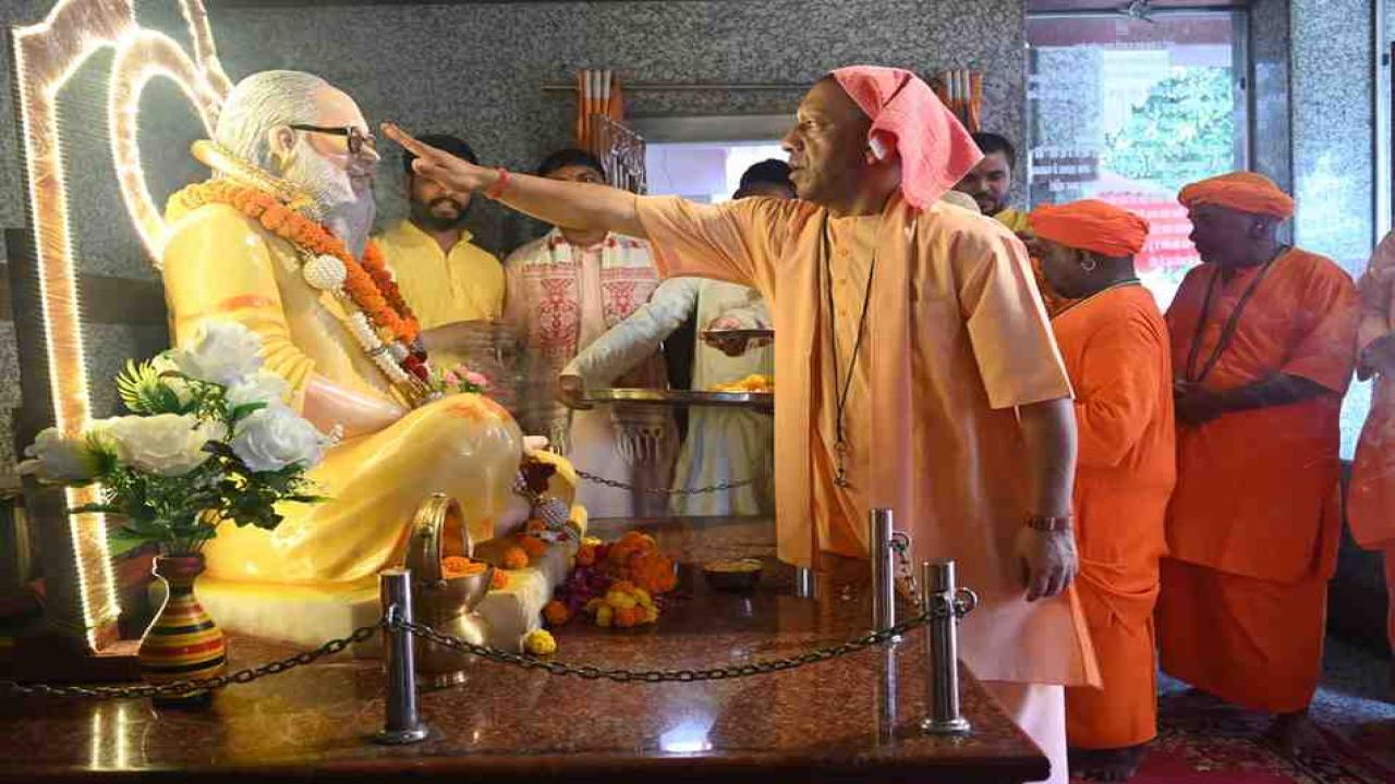 गुरु पूर्णिमा पर सीएम योगी ने किया महायोगी गोरखनाथ का विशिष्ट पूजन, महाआरती के साथ पूर्ण हुआ गुरु पूर्णिमा का आनुष्ठानिक कार्यक्रम