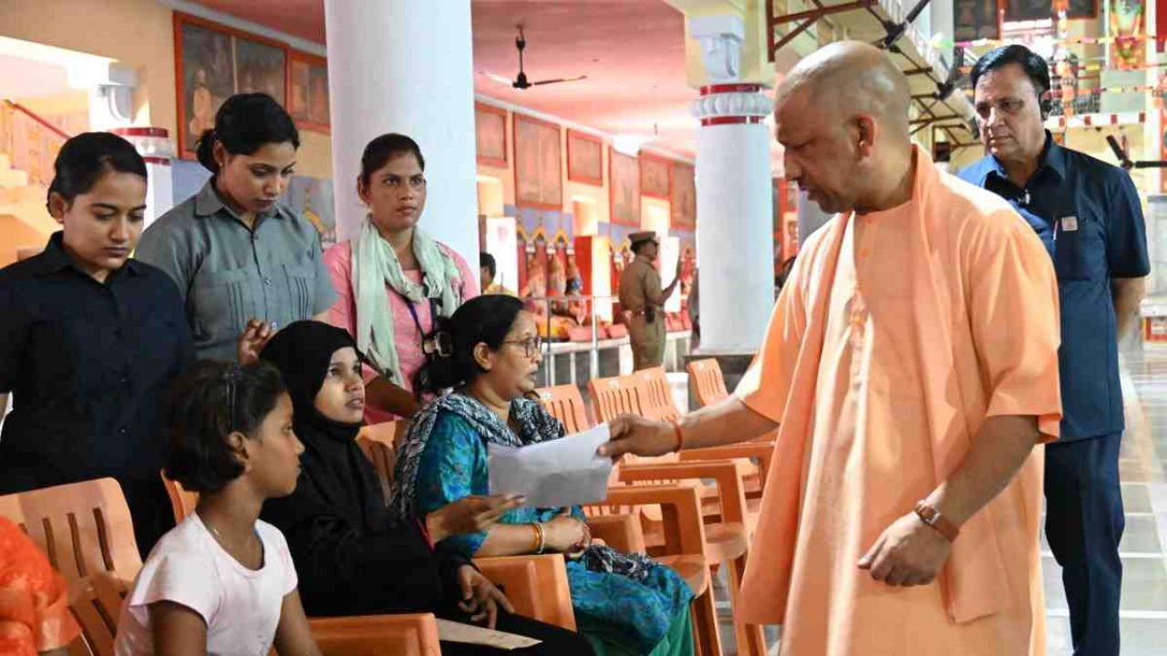 जनता दर्शन में मुख्यमंत्री ने सुनीं 200 लोगों की समस्याएं, निस्तारण के लिए अफसरों को दिए निर्देश