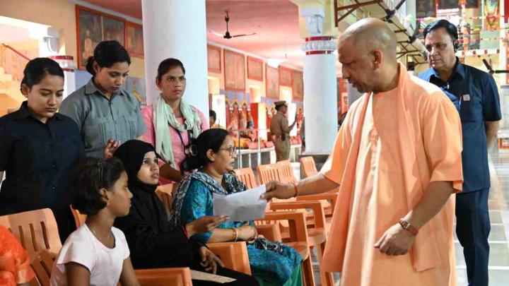 जनता दर्शन में मुख्यमंत्री ने सुनीं 200 लोगों की समस्याएं, निस्तारण के लिए अफसरों को दिए निर्देश