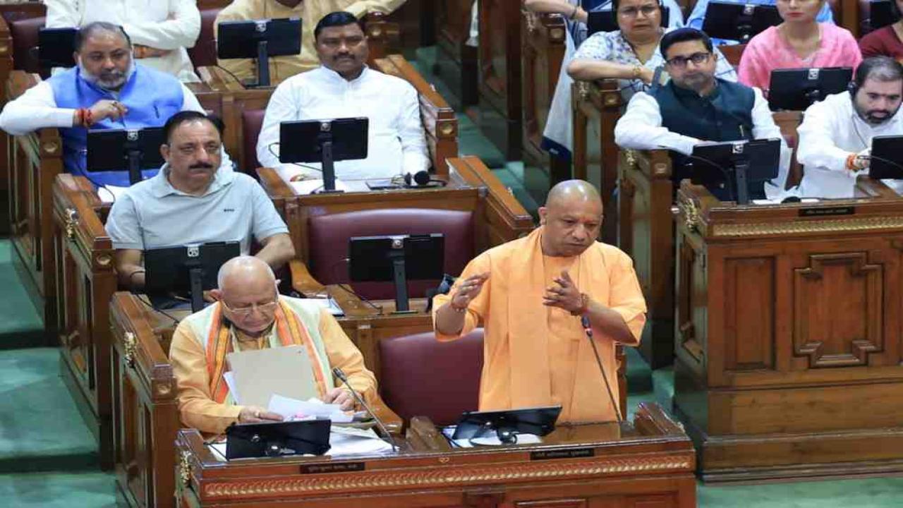 मानसून सत्र के पहले दिन नेता प्रतिपक्ष के आरोपों पर सीएम योगी की दो टूक, सपा और लोकतंत्र नदी के दो छोर