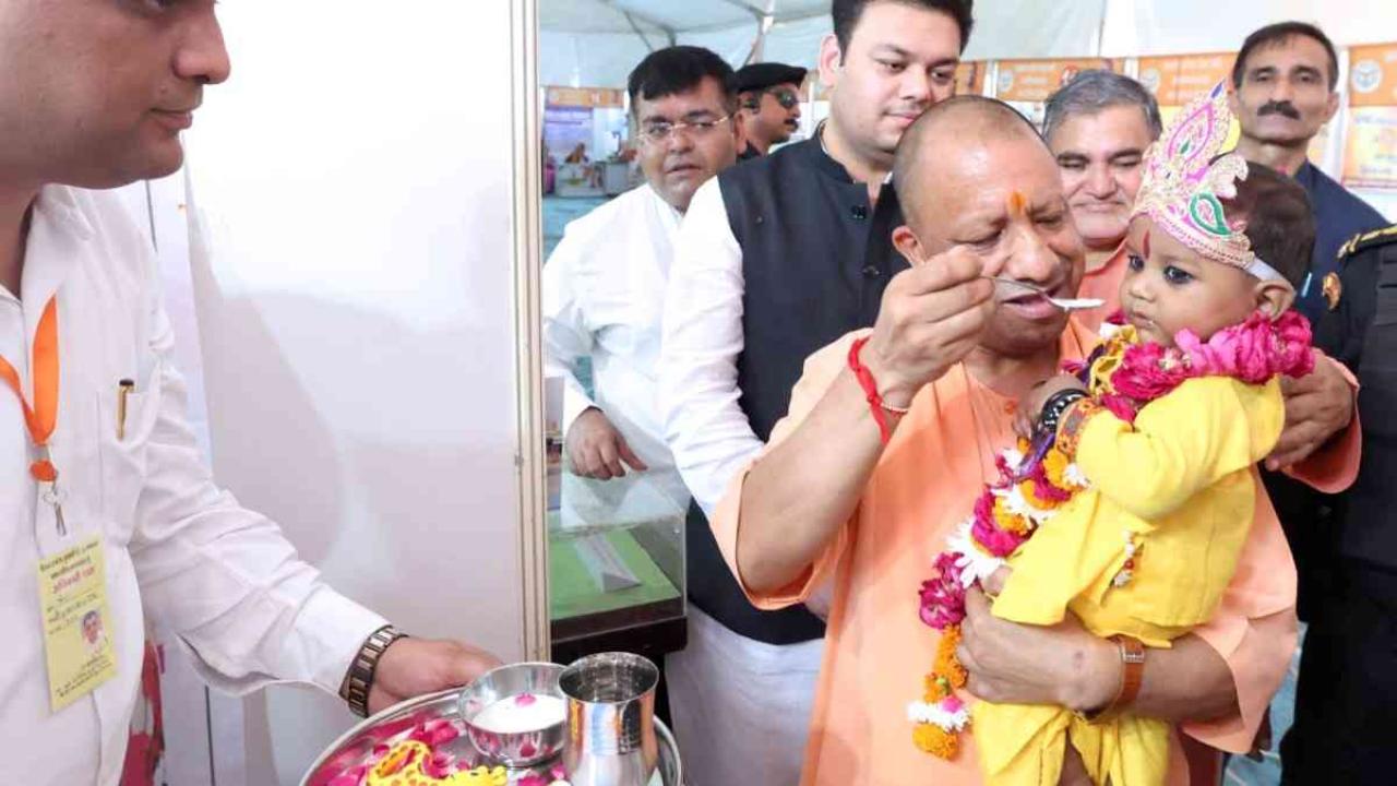 सीएम योगी ने की अपील, त्योहारों पर स्वजनों को स्वदेशी उत्पादों को गिफ्ट के रूप में दे