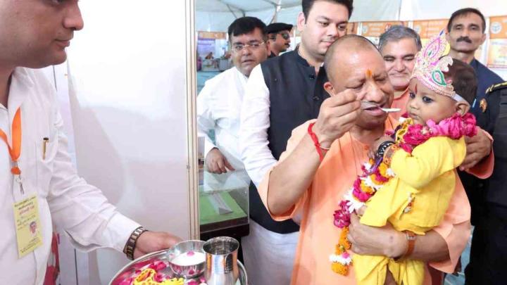 सीएम योगी ने की अपील, त्योहारों पर स्वजनों को स्वदेशी उत्पादों को गिफ्ट के रूप में दे