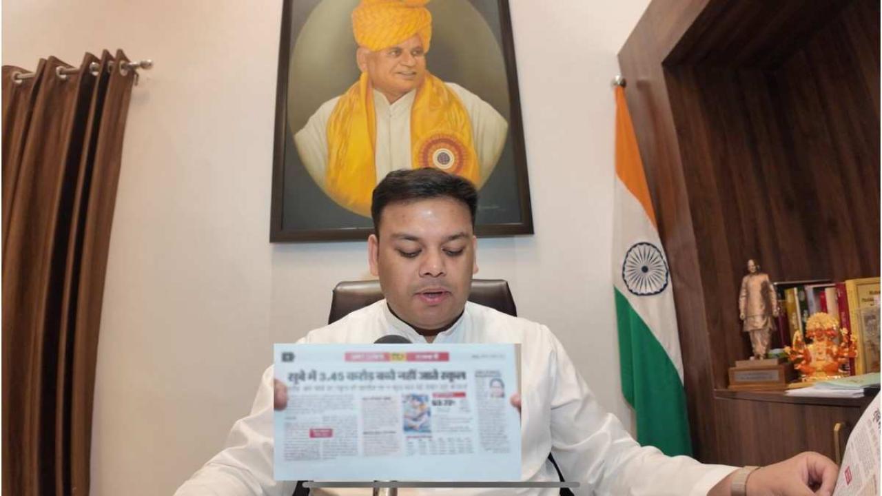 अखिलेश पर बेसिक शिक्षा मंत्री का तीखा हमला, कहा, सपा राज में 3.45 करोड़ बच्चे थे स्कूल से दूर