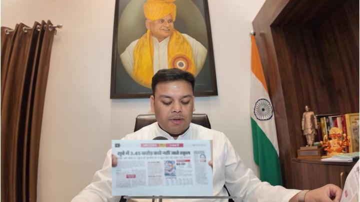 अखिलेश पर बेसिक शिक्षा मंत्री का तीखा हमला, कहा, सपा राज में 3.45 करोड़ बच्चे थे स्कूल से दूर