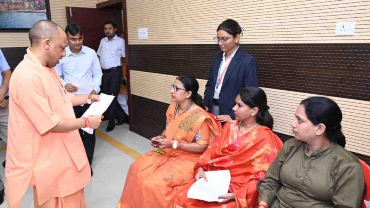 मुख्यमंत्री ने काशी में किया 'जनता दर्शन', हर फरियादी की सुनीं समस्याएं