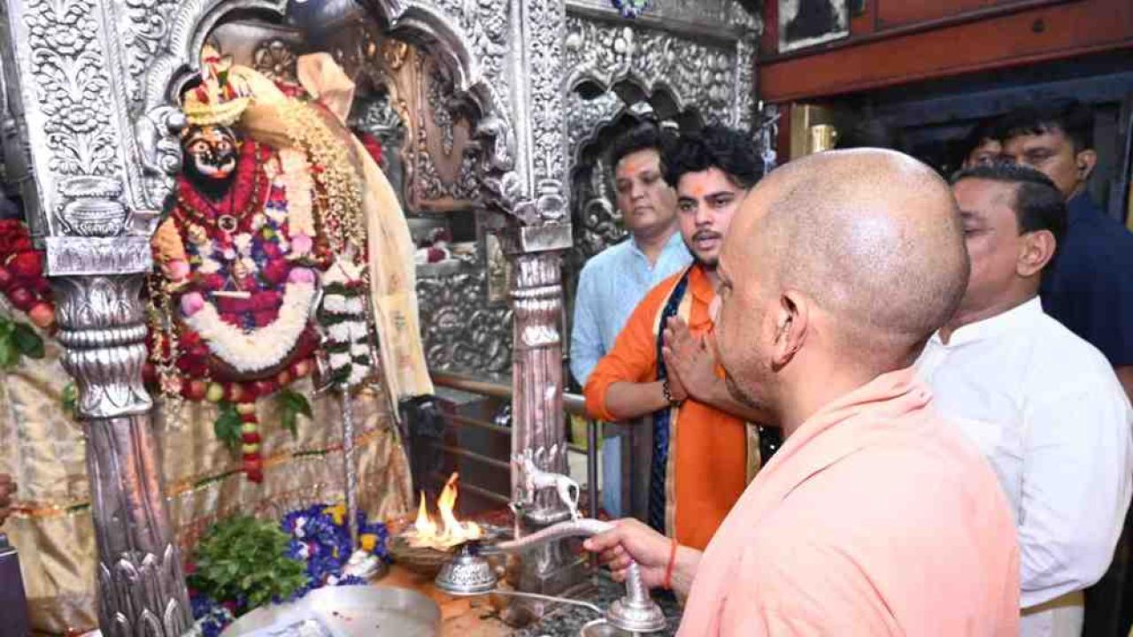 मुख्यमंत्री योगी आदित्यनाथ ने काल भैरव और काशी विश्वनाथ मंदिर में किया दर्शन-पूजन