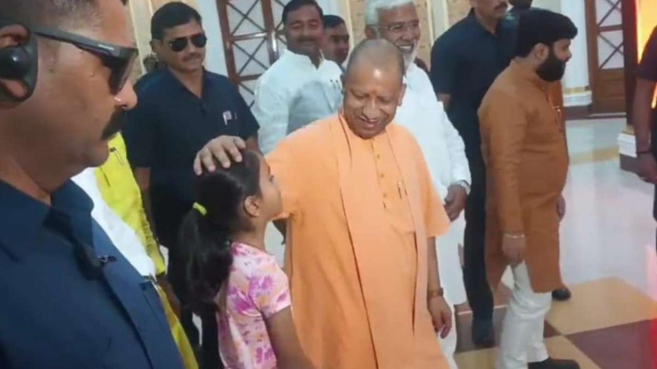 विधान भवन परिसर में सीएम योगी से मिली बच्ची श्रद्धा ठाकुर