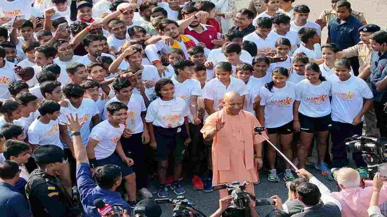 मुख्यमंत्री योगी आदित्यनाथ ने अपने आवास पर नशामुक्त भारत के लिए नमो मैराथन का किया शुभारंभ