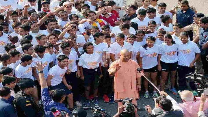 मुख्यमंत्री योगी आदित्यनाथ ने अपने आवास पर नशामुक्त भारत के लिए नमो मैराथन का किया शुभारंभ