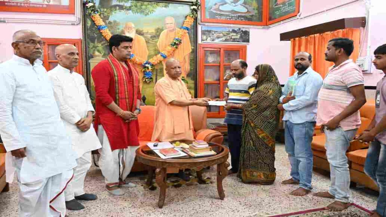 दीपक के परिजनों की वेदना में सीएम ने लगाया आर्थिक मदद व संवेदना का मरहम