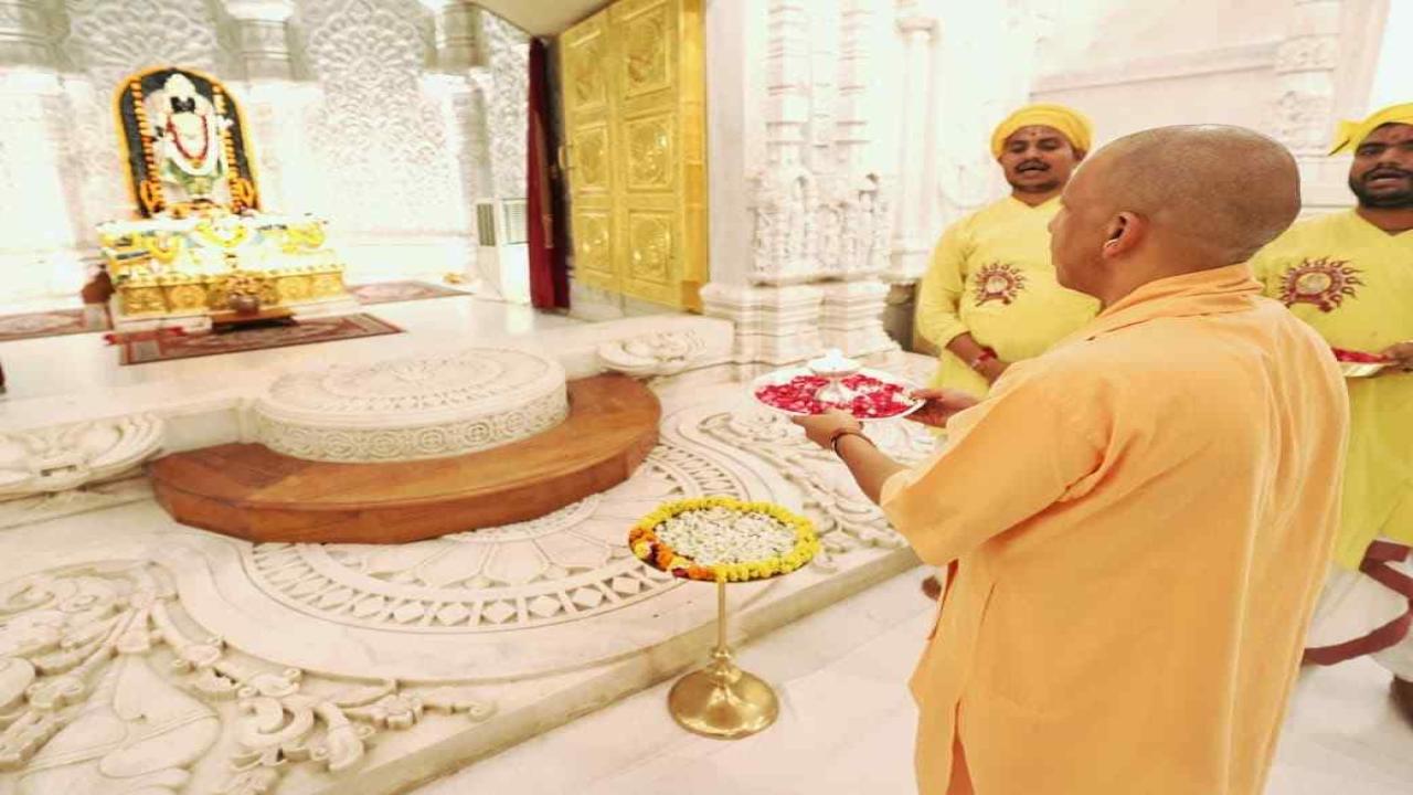 सीएम योगी ने हनुमानगढ़ी में लगाई हाजिरी, रामलला के श्रीचरणों में झुकाया शीश