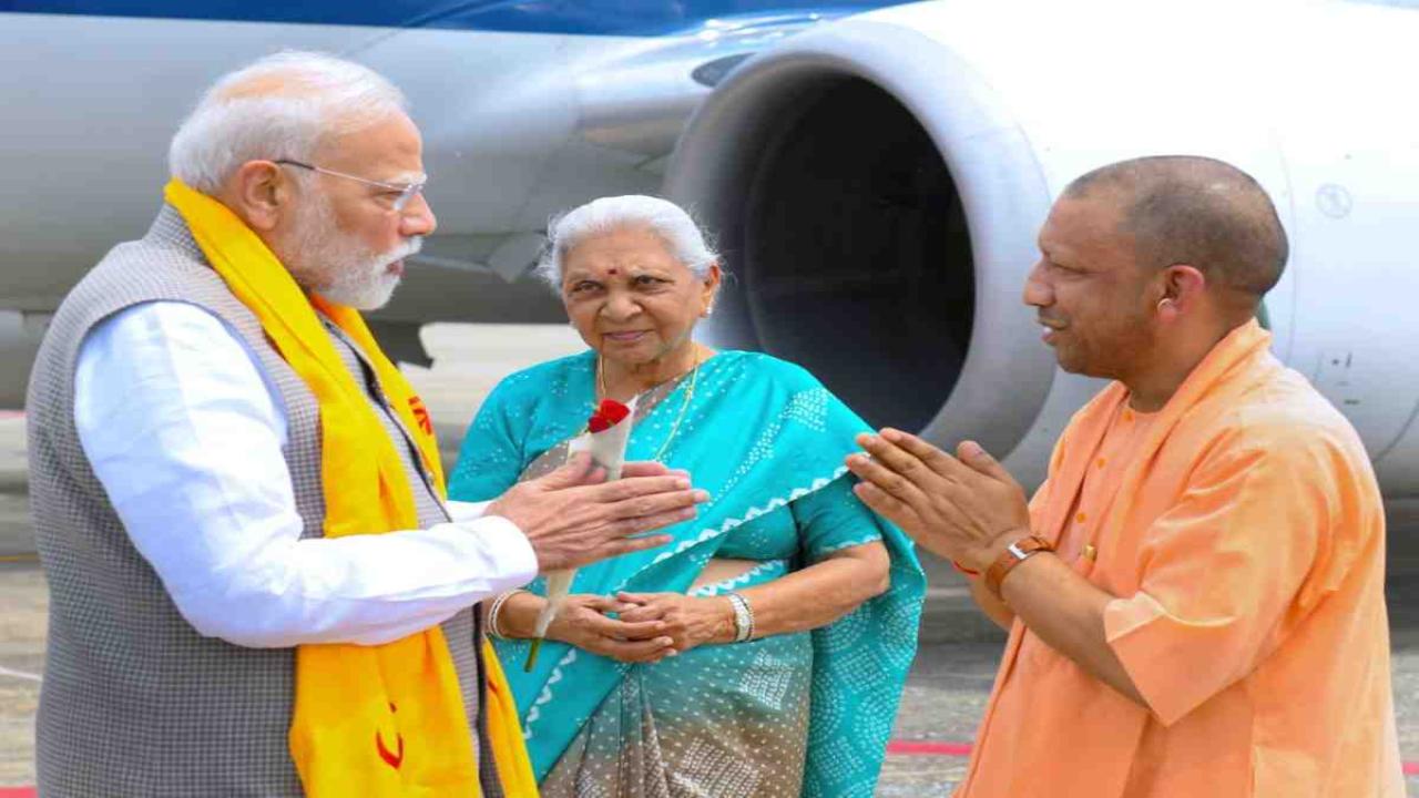 राज्यपाल व सीएम योगी ने काशी में किया प्रधानमंत्री का स्वागत