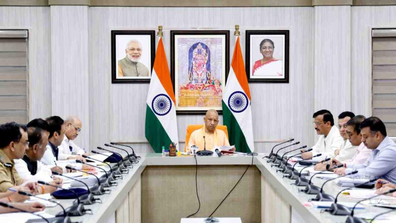 मुख्यमंत्री ने की प्रदेश की कानून-व्यवस्था, आगामी त्यौहारों की तैयारियों, बाढ़ की स्थिति, डेंगू की रोकथाम एवं स्वास्थ्य सेवाओं की उपलब्धता जैसे महत्वपूर्ण मुद्दों की समीक्षा