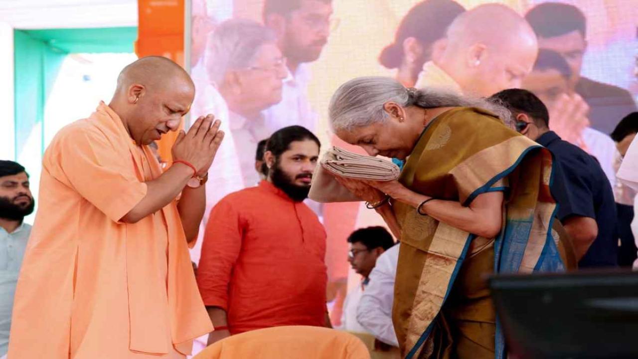 मां सरयू की भव्य आरती में शामिल हुईं केंद्रीय वित्त मंत्री निर्मला सीतारमण