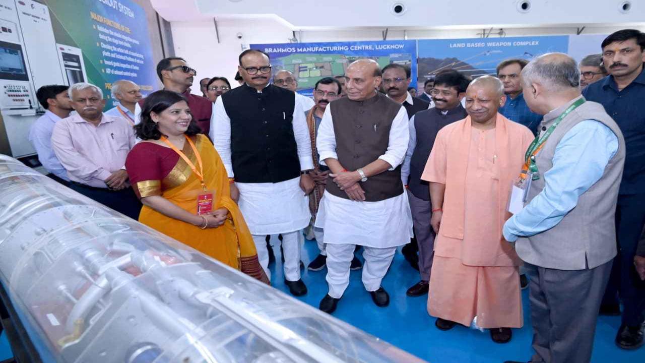रक्षा मंत्री राजनाथ सिंह ने लखनऊ में निर्मित ब्रह्मोस मिसाइल की पहली खेप को दिखाई हरी झंडी,बोले- ऑपरेशन सिंदूर तो सिर्फ एक ट्रेलर था