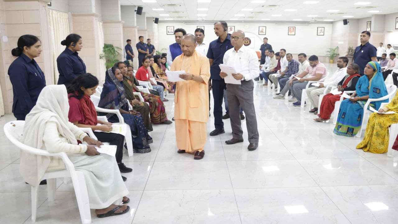 जनता दर्शन में समस्या लेकर आए फरियादी, CM योगी ने शिकायतें सुन निश्चित समयावधि में निस्तारण का दिया निर्देश