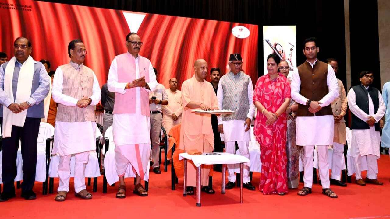 सीएम योगी ने समाज के विभिन्न क्षेत्रों में महत्वपूर्ण योगदान देने वाली मातृ शक्तियों को किया सम्मानित