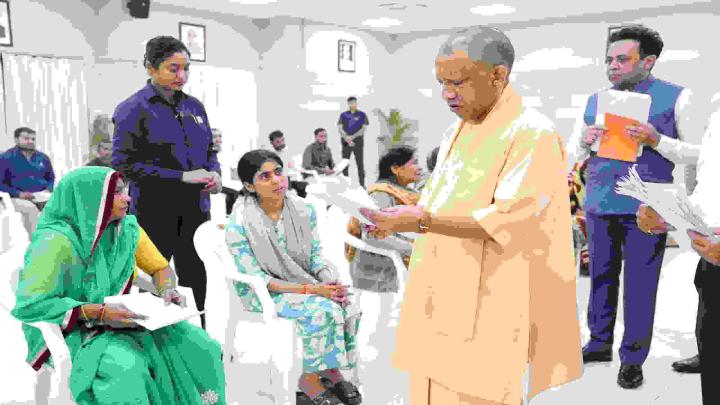 प्रदेश के कई जनपदों से आये आमजन की समस्या से सोमवार सुबह रूबरू हुए मुख्यमंत्री