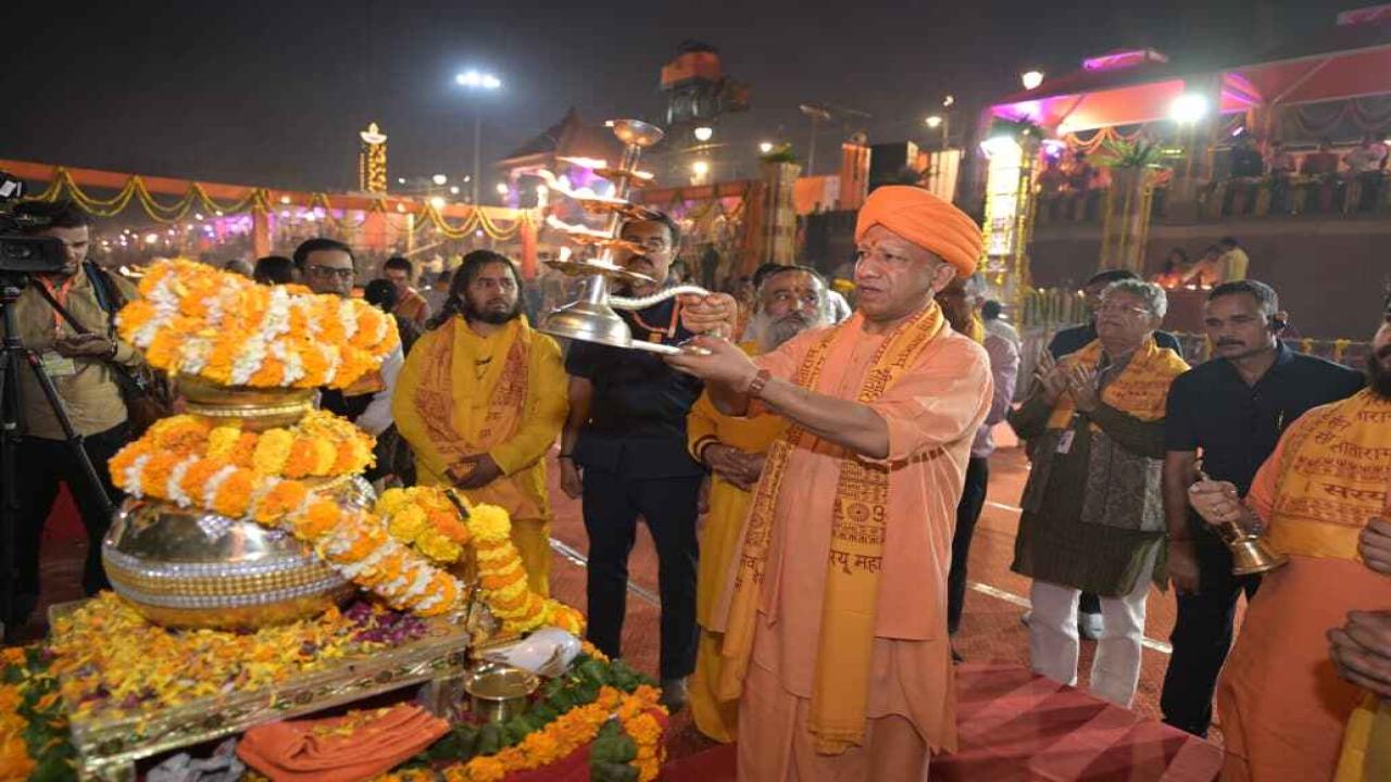मुख्यमंत्री ने भगवान श्री राम की आरती की, इसके बाद प्रतीकात्मक राज्याभिषेक कर लिया आशीर्वाद