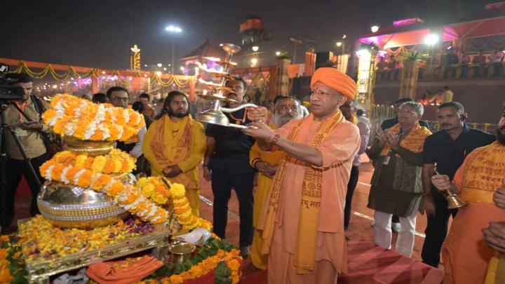 मुख्यमंत्री ने भगवान श्री राम की आरती की, इसके बाद प्रतीकात्मक राज्याभिषेक कर लिया आशीर्वाद