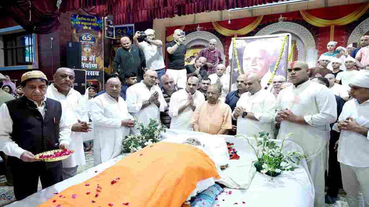 सीएम योगी ने किए संत शिरोमणि साईं चांडूराम जी के अंतिम दर्शन, अर्पित की श्रद्धांजलि