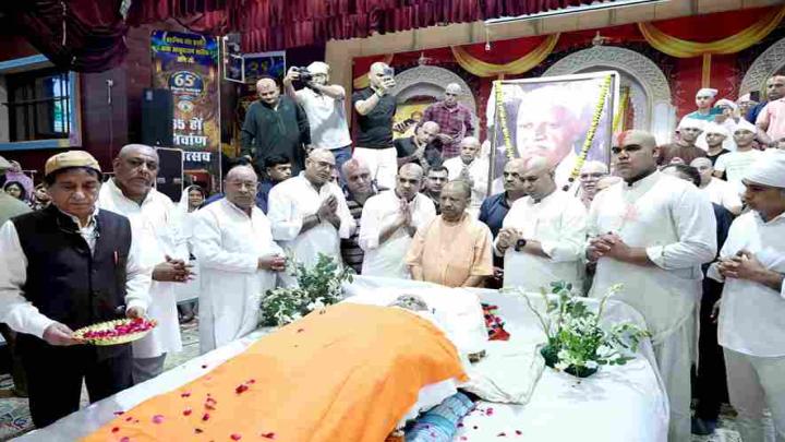 सीएम योगी ने किए संत शिरोमणि साईं चांडूराम जी के अंतिम दर्शन, अर्पित की श्रद्धांजलि