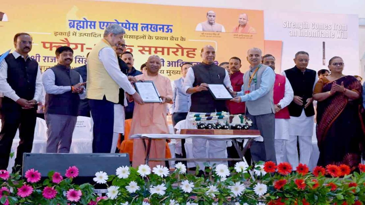 लखनऊ की भूमि अब राष्ट्र रक्षा, उद्योग, रोजगार और विकास के चारों आयामों को एक साथ साध रही है- CM योगी