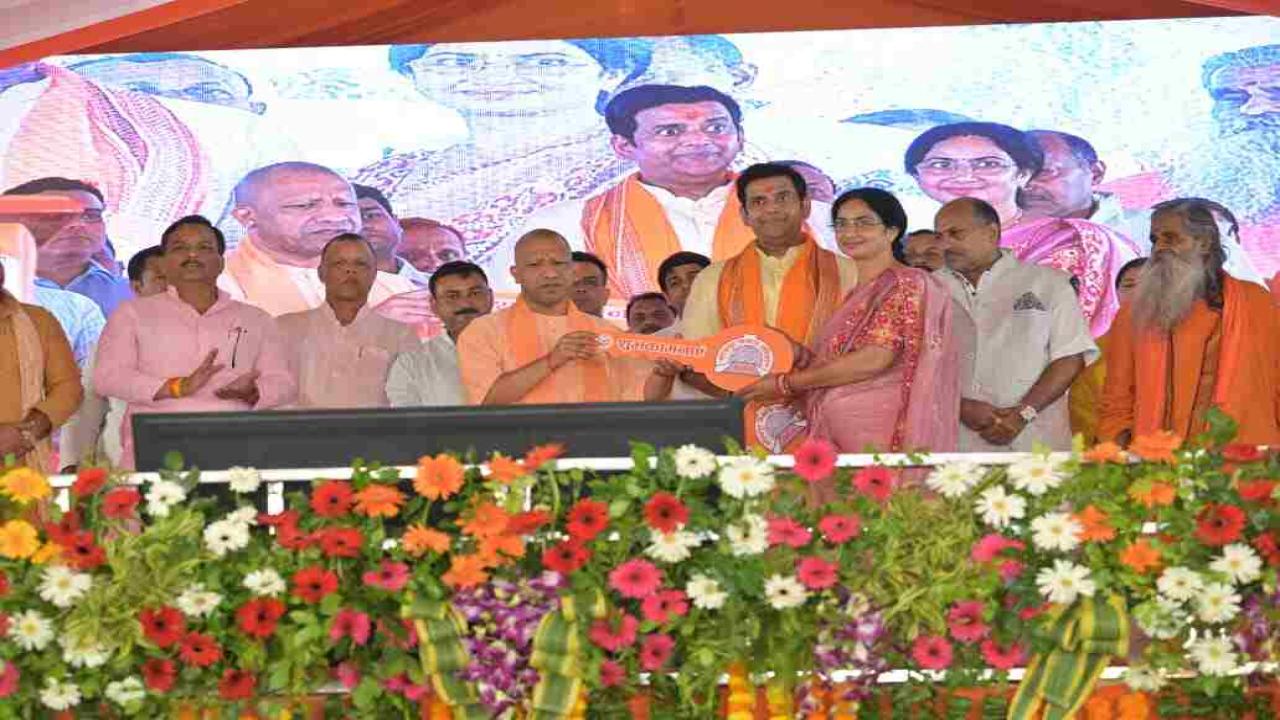 सीएम योगी ने गोरखपुर में 160 परिवारों को सौंपी फ्लैट की चाबी