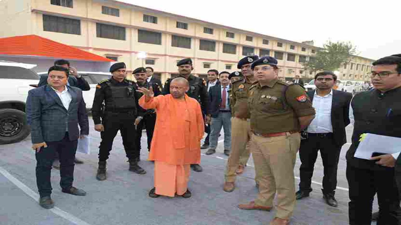ध्वजारोहण कार्यक्रम की तैयारियों का निरीक्षण करने अयोध्या पहुंचे योगी आदित्यनाथ