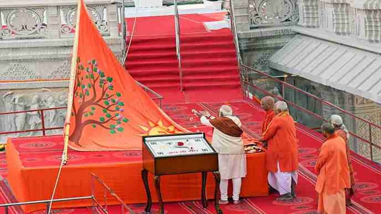 अभिजीत मुहूर्त में शंखनाद और वैदिक मंत्रोच्चार के साथ अयोध्या में फहरा धर्म ध्वज