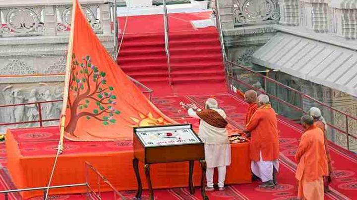 अभिजीत मुहूर्त में शंखनाद और वैदिक मंत्रोच्चार के साथ अयोध्या में फहरा धर्म ध्वज