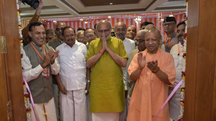 वाराणसी पहुंचे उप-राष्ट्रपति का सीएम ने किया अभिनंदन, संस्कृत और तमिल को बताया भारत की आत्मा